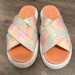 Toms Pastel Tie-Dye Crisscross Slide Sandals — Coral Footbed